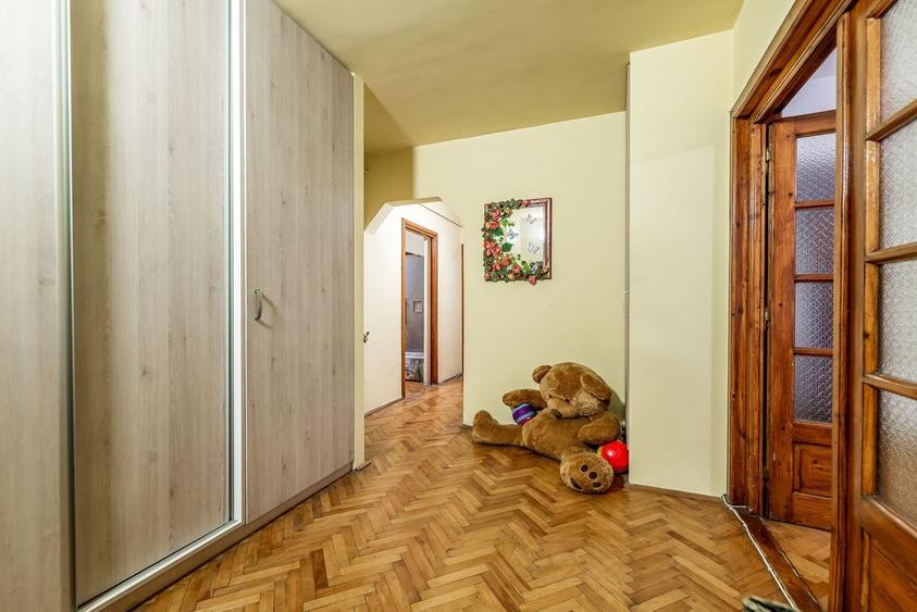 Apartament cu 3 camere semidecomandat, mobilat în Aurel Vlaicu