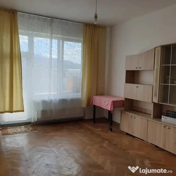 Apartament cu 2 camere decomandat în Tractorul