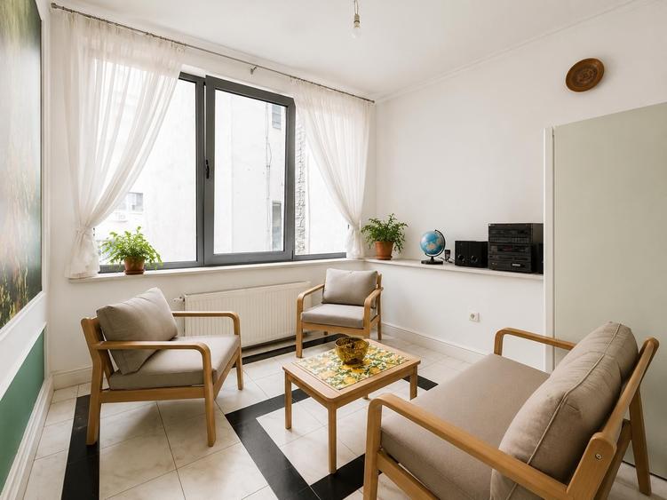 Apartament cu 4 camere semidecomandat în Romană