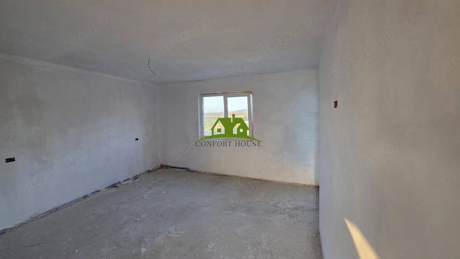 Casă cu Teren 3600 Mp în Slăvitești