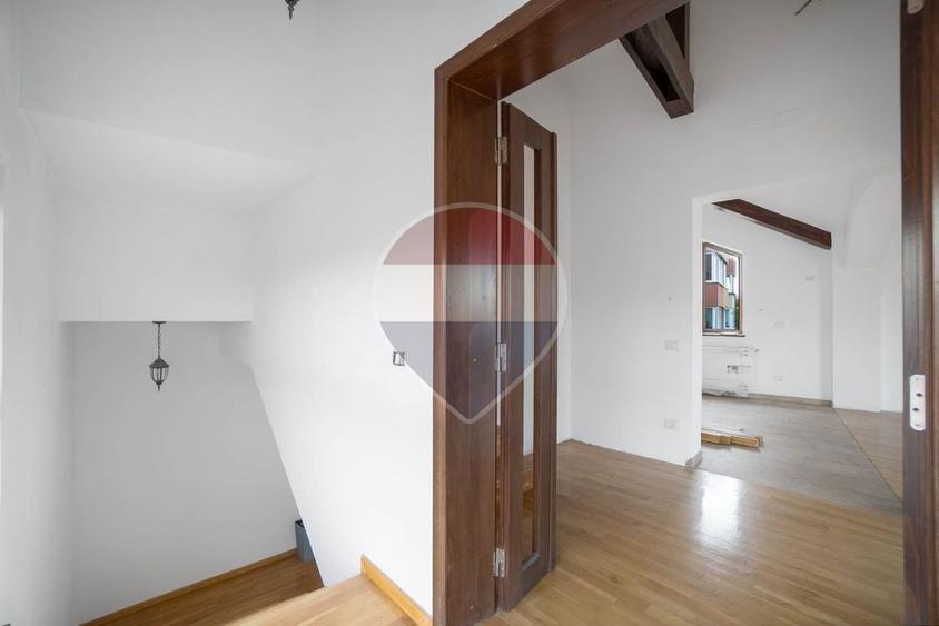 Casă individuală cu 8 camere cu Teren 179 Mp în Craiter