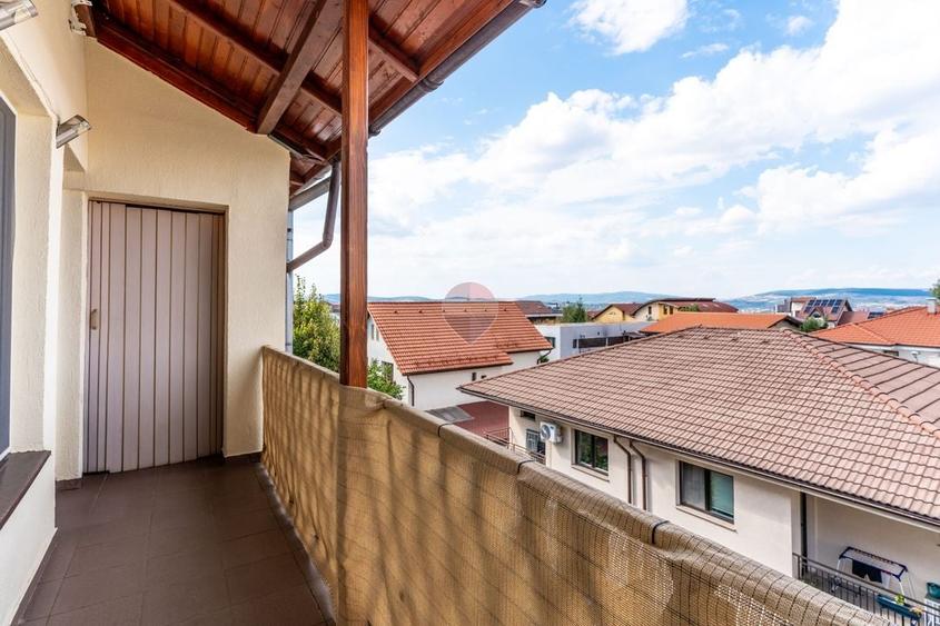 Apartament cu 4 camere semidecomandat, mobilat în Europa