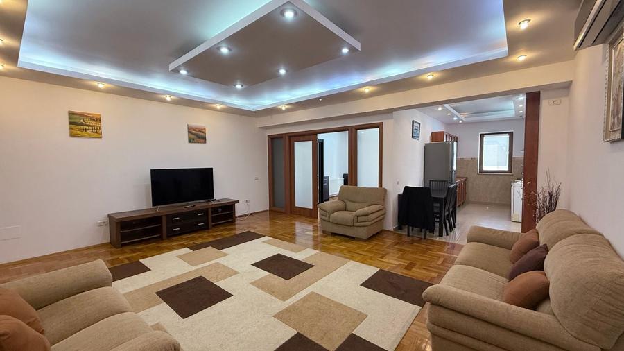Apartament cu 3 camere semidecomandat în Herăstrău
