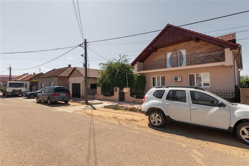 Casă individuală cu 6 camere cu Teren 2349 Mp în Sântion