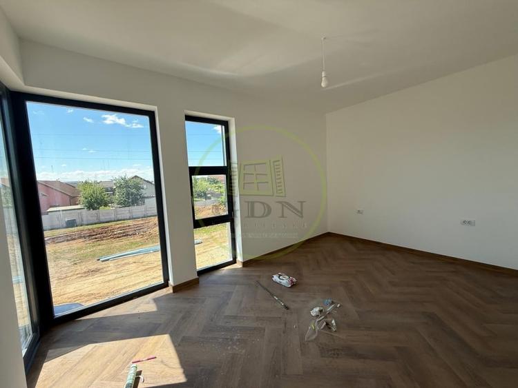 Casă individuală cu 7 camere cu Canalizare în Bariera Vâlcii
