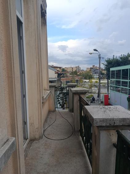 Casă individuală cu 10 camere cu Canalizare în P-ța Victoriei
