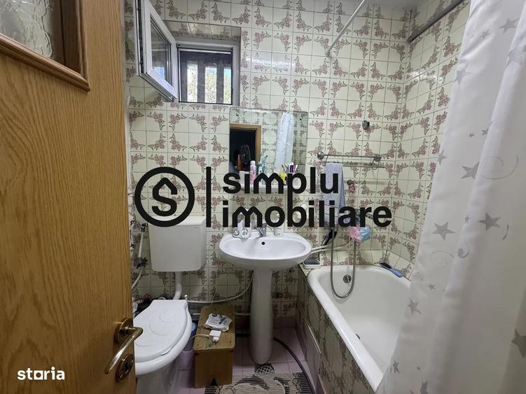 Apartament cu 3 camere semidecomandat în Rovine