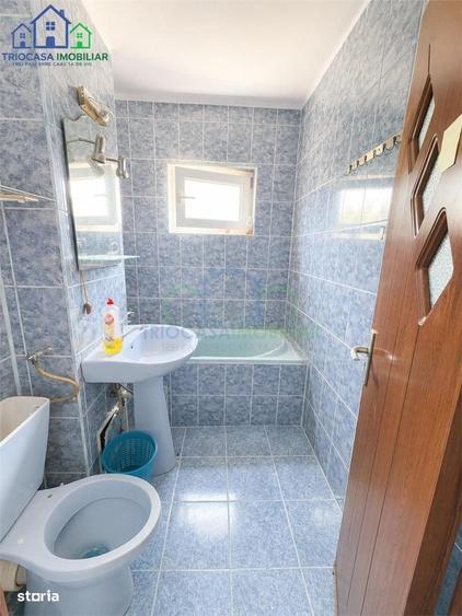 Apartament cu 3 camere semidecomandat în Rovine