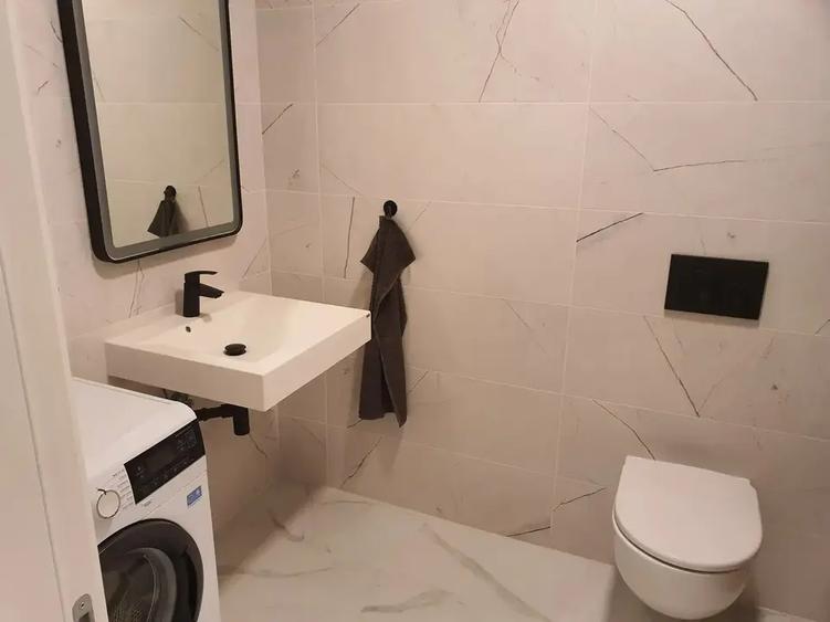 Apartament cu 3 camere decomandat în Titan