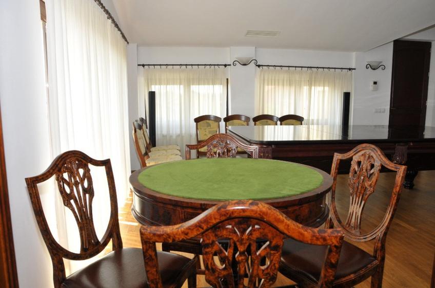 Casă cu 9 camere cu Teren 900 Mp în Central