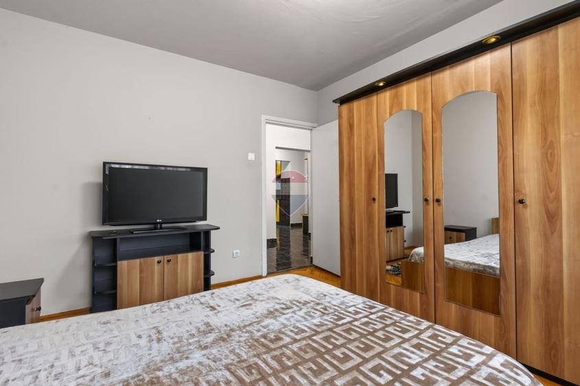 Apartament cu 3 camere semidecomandat în Aurel Vlaicu