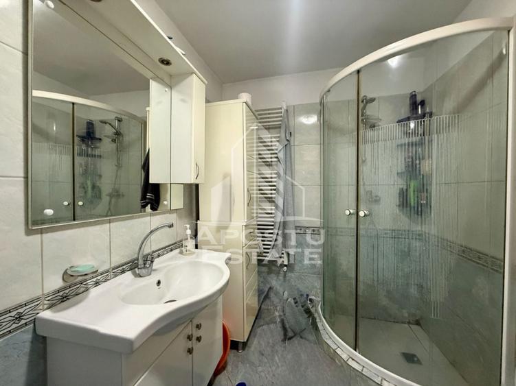 Casă individuală cu 6 camere cu Canalizare în Plopi