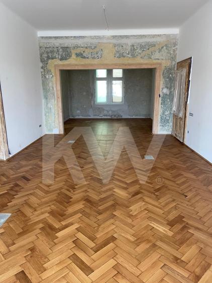 Casă individuală cu 10 camere cu Canalizare în Central