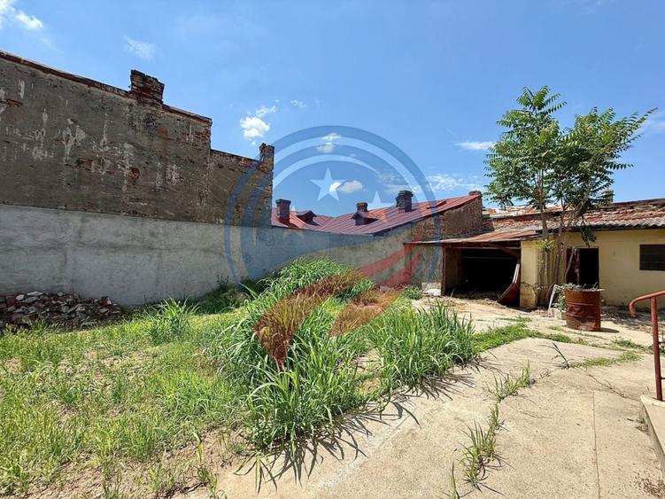 Casă individuală cu 7 camere cu Canalizare în Ultracentral