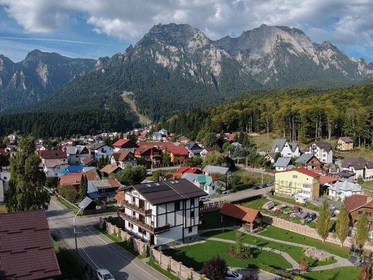Casă individuală cu 11 camere cu Canalizare în Bușteni