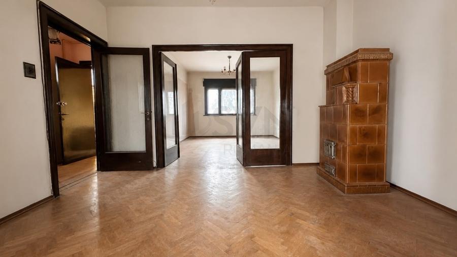 Apartament cu 4 camere semidecomandat în Decebal