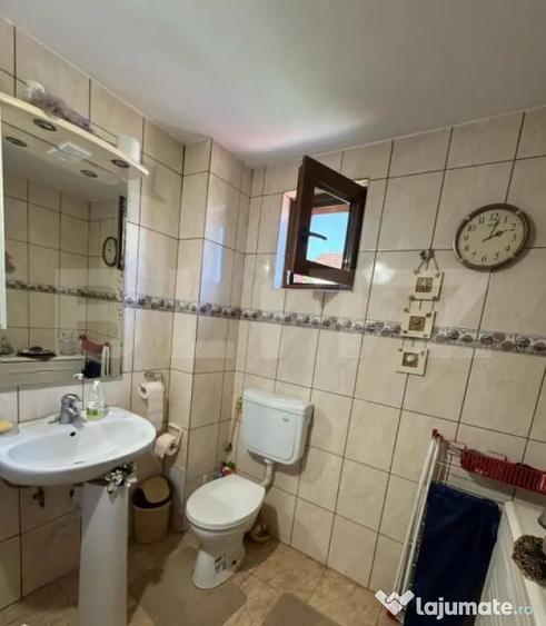 Casă cu 9 camere cu Teren 303 Mp în Central
