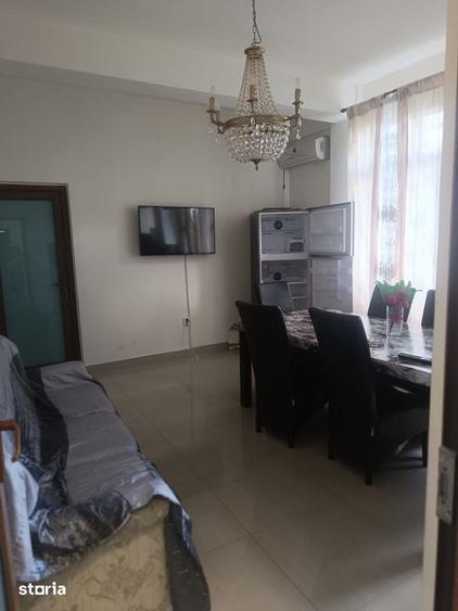Casă cu 10 camere cu Teren 970 Mp în Calea București
