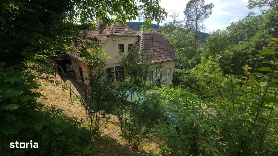 Casă cu 6 camere cu Teren 2600 Mp în Central