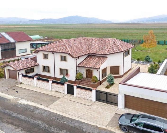 Casă individuală cu 6 camere cu Garaj în Tărlungeni