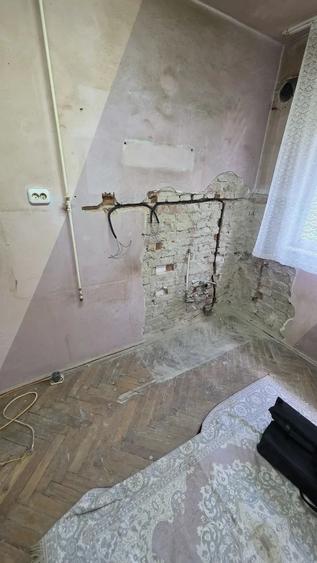 Apartament cu 4 camere semidecomandat în Petros