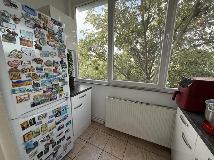Apartament cu 3 camere decomandat, mobilat în Girocului