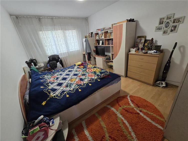 Apartament cu 3 camere decomandat în Mircea cel Bătrân