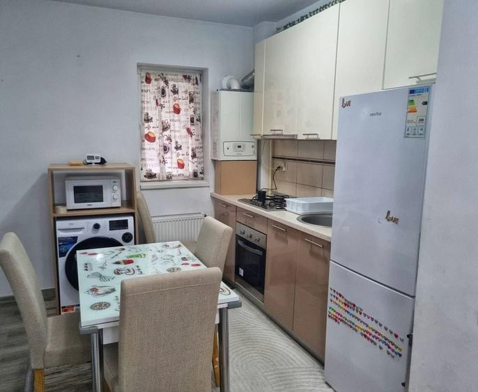 Apartament cu 3 camere decomandat în Roșu
