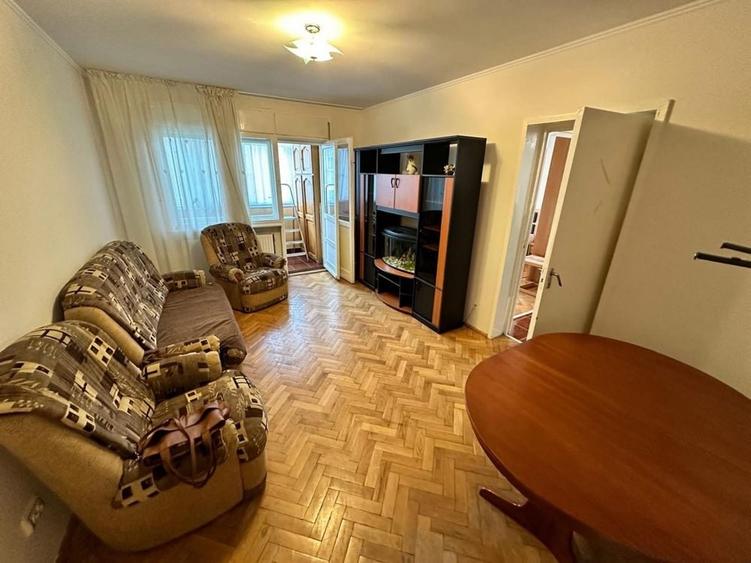 Ofer spre vanzare Apartament 3 Camere + Hol in zona centrala Et. 2 - 3
