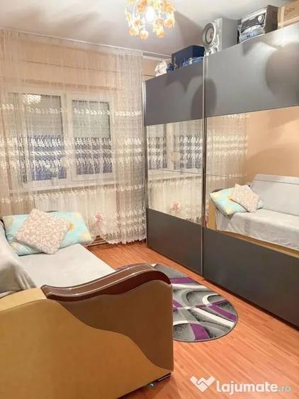 Apartament cu 3 camere decomandat în