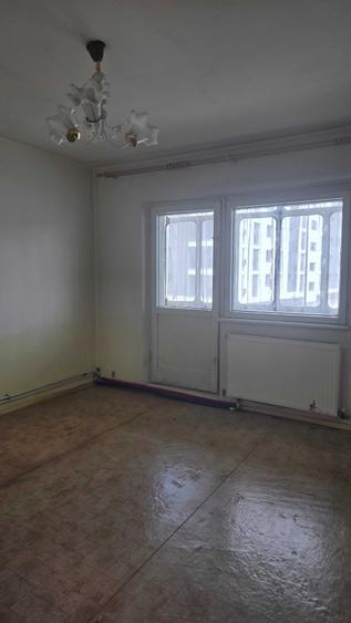 Apartament cu 3 camere decomandat în Sud