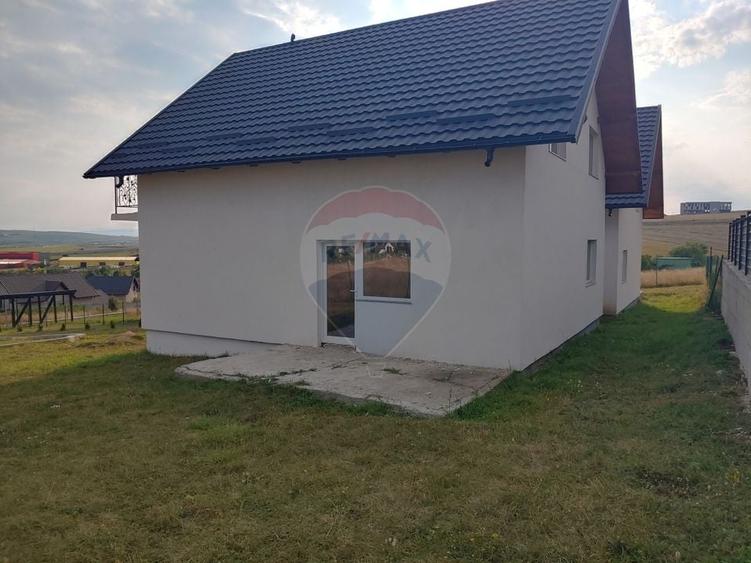Casă individuală cu 5 camere cu Teren 560 Mp în Șcheia