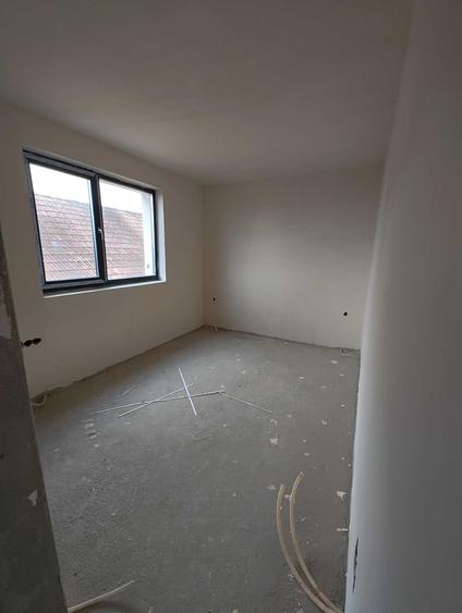 Duplex cu 5 camere cu Canalizare în Dâmbul Rotund