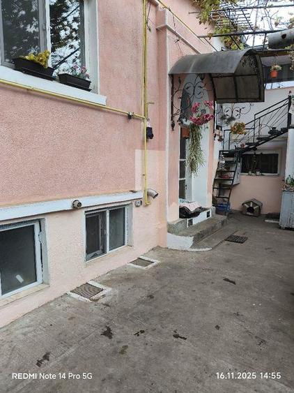 Casă individuală cu 5 camere cu Teren 100 Mp în Central