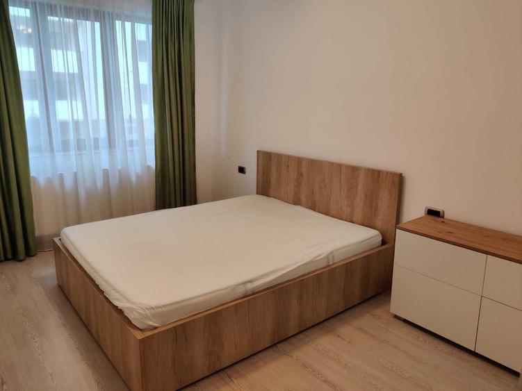 Apartament cu 3 camere decomandat în Tractorul