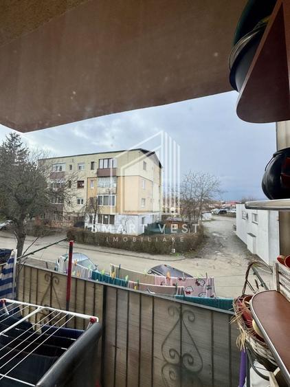 Apartament cu 3 camere semidecomandat în Botizului