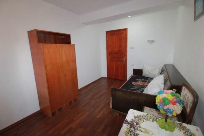 Casă cu 4 camere semidecomandat cu Teren 207 Mp în Central