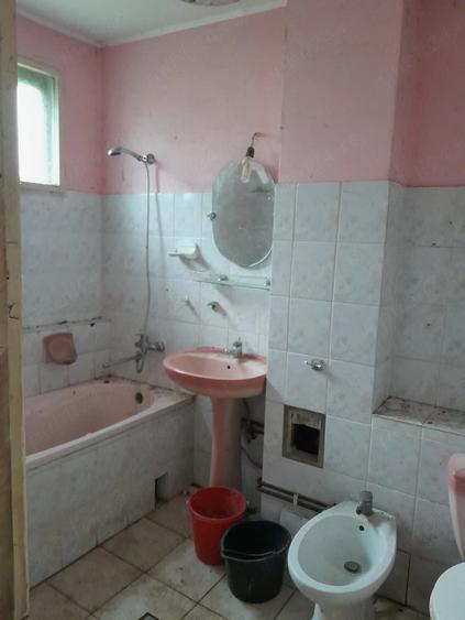 Casa mare P+1, 10 camere, teren 1000 mp Anghelu? (11 km de Sfantu Gheorghe) Pre?: 67.500 - 6