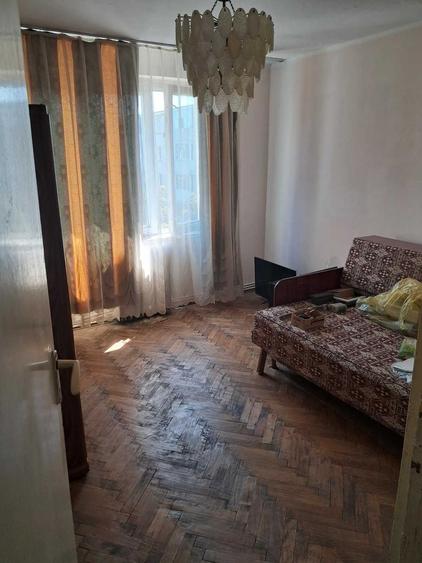 Apartament cu 3 camere semidecomandat în Radu Negru