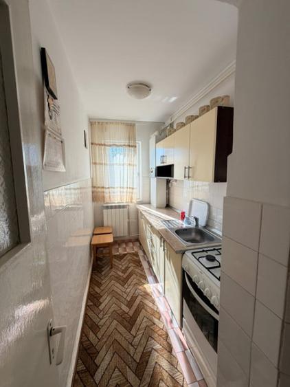 Apartament cu 3 camere semidecomandat în Casa de Cultură