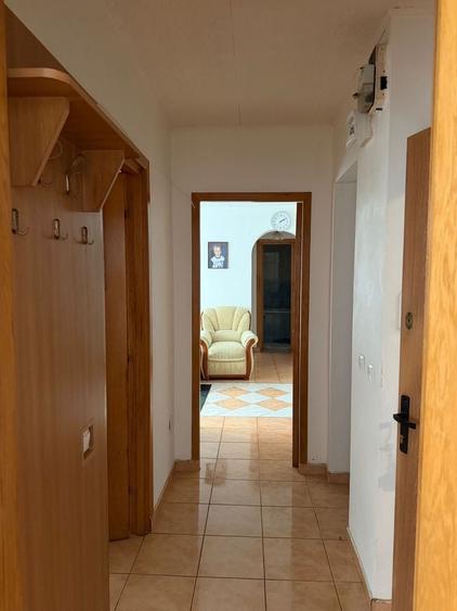 Apartament cu 3 camere semidecomandat în Berceni