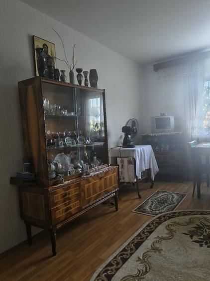 Apartament cu 3 camere decomandat în Nicolina