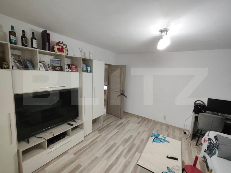 Apartament cu 3 camere decomandat, mobilat în Micro 6