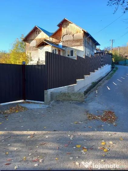 Casă cu 7 camere în Mărunțișu