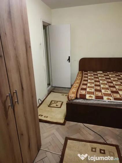 Apartament cu 3 camere semidecomandat, mobilat în Tomis Nord