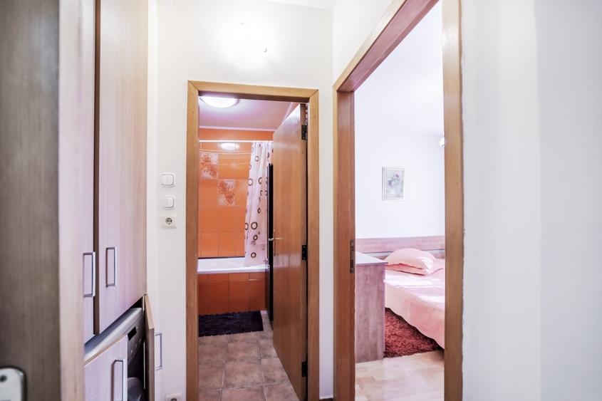 Apartament cu 2 camere semidecomandat, mobilat în 1 Mai