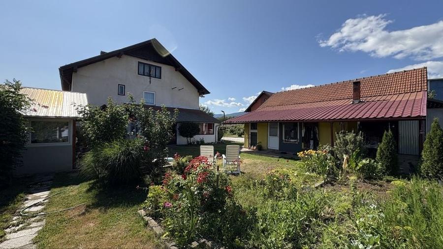 Casă cu 4 camere în Râu Bărbat