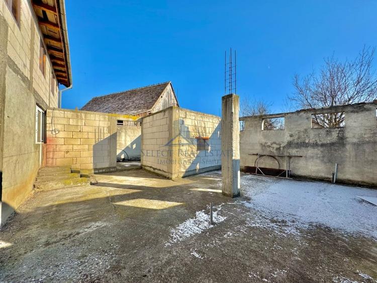 Casă individuală cu 12 camere cu Canalizare în Cristian