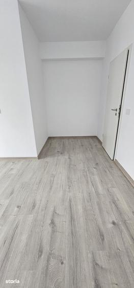 Apartament cu 3 camere decomandat în Tractorul