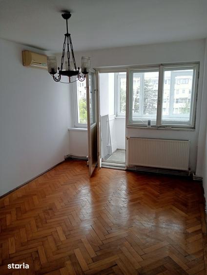 Apartament cu 3 camere semidecomandat în Independenței